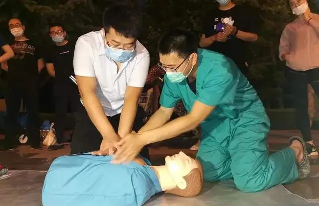 痛悼!“地摊医生”走了 痛悼!“地摊医生”走了