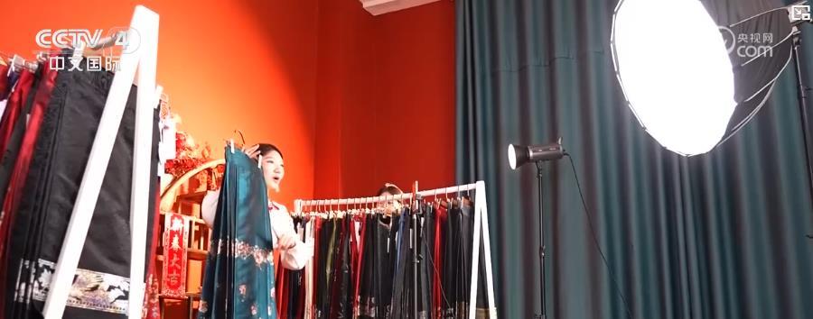 年中消费市场观察:“国补+促销”推动消费增长 零售数据表现强劲 年中消费市场观察:“国补+促销”推动消费增长 零售数据表现强劲