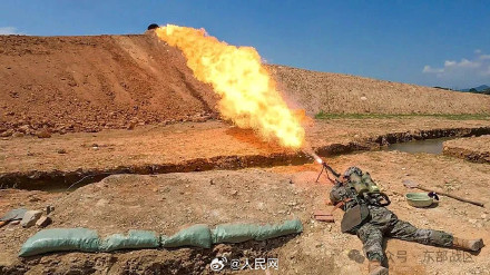 帅!喷火兵实喷训练火力全开 帅!喷火兵实喷训练火力全开