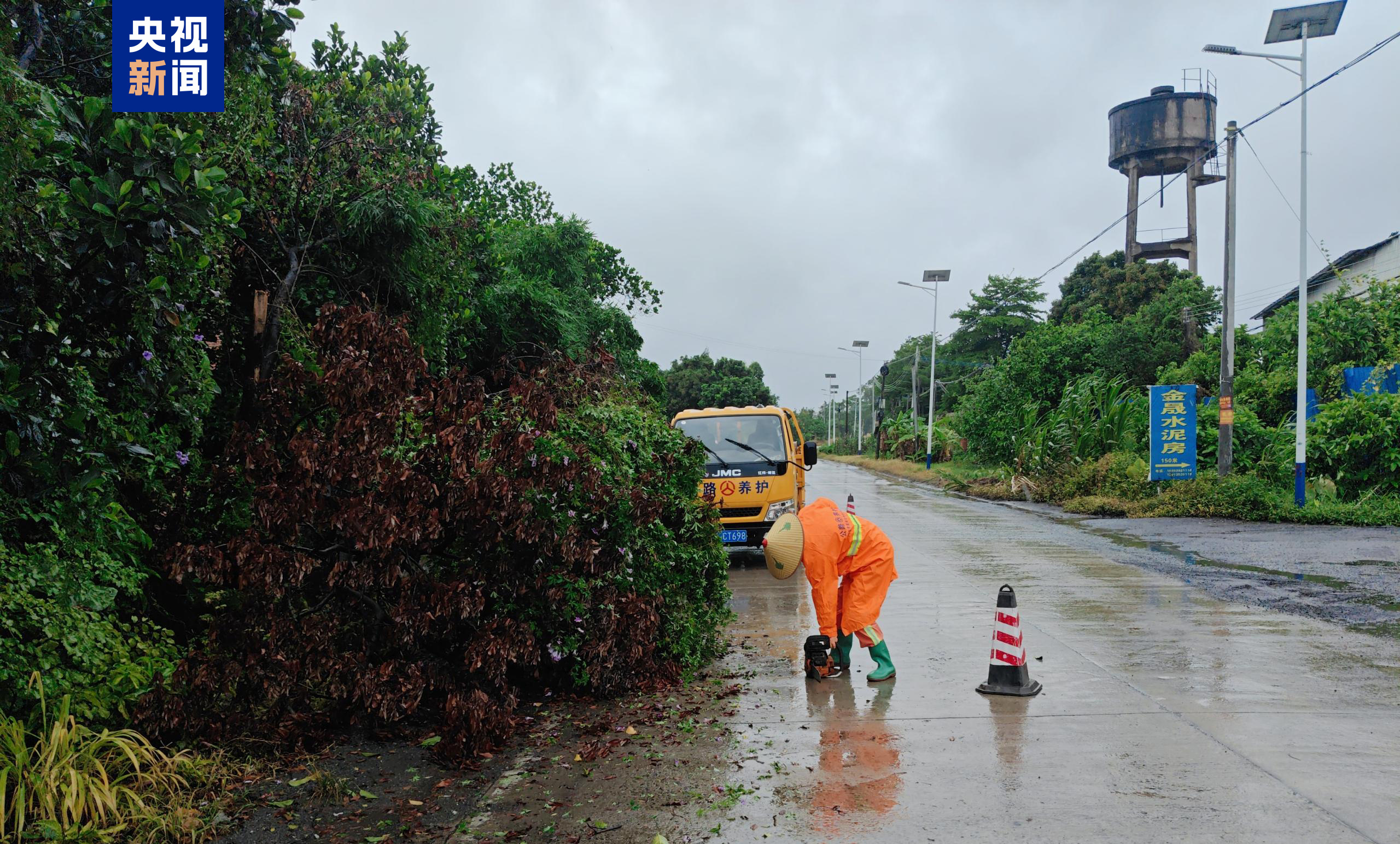 调度挖机、抢险人员等增援抢险救灾 广东公路水路正安全有序恢复