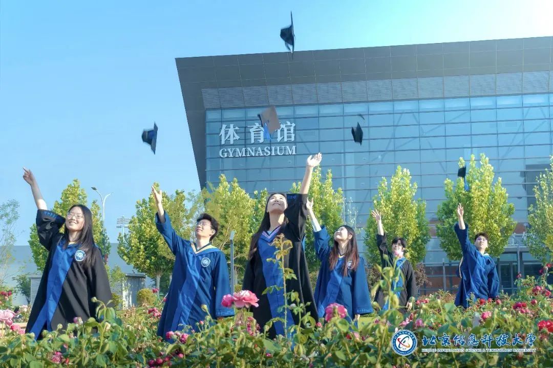 一年一度“凡尔赛”!开箱高校专属毕业礼物 一年一度“凡尔赛”!开箱高校专属毕业礼物