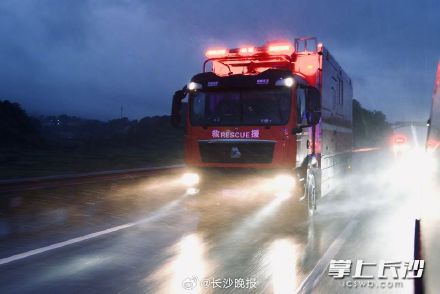 长沙消防连夜驰援湘西防汛救灾 长沙消防连夜驰援湘西防汛救灾