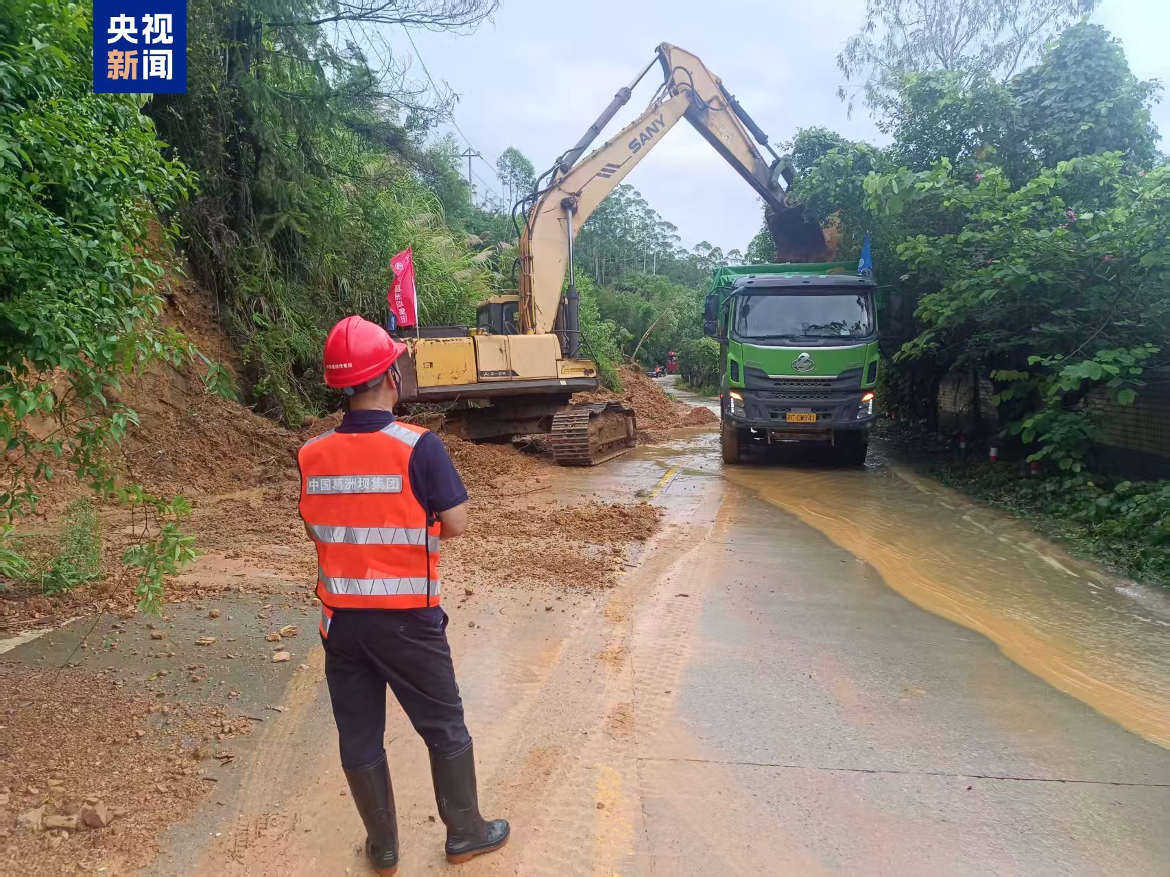 调度挖机、抢险人员等增援抢险救灾 广东公路水路正安全有序恢复