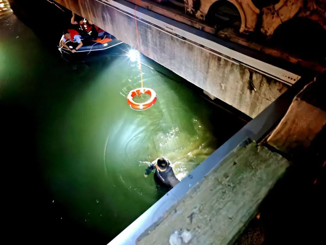 主动跳水拒绝救援!消防员:有的时候我们也挺想报警的🥹 主动跳水拒绝救援!消防员:有的时候我们也挺想报警的🥹