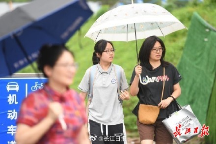 2025年武汉中考今日开考，学生自信从容赴考场