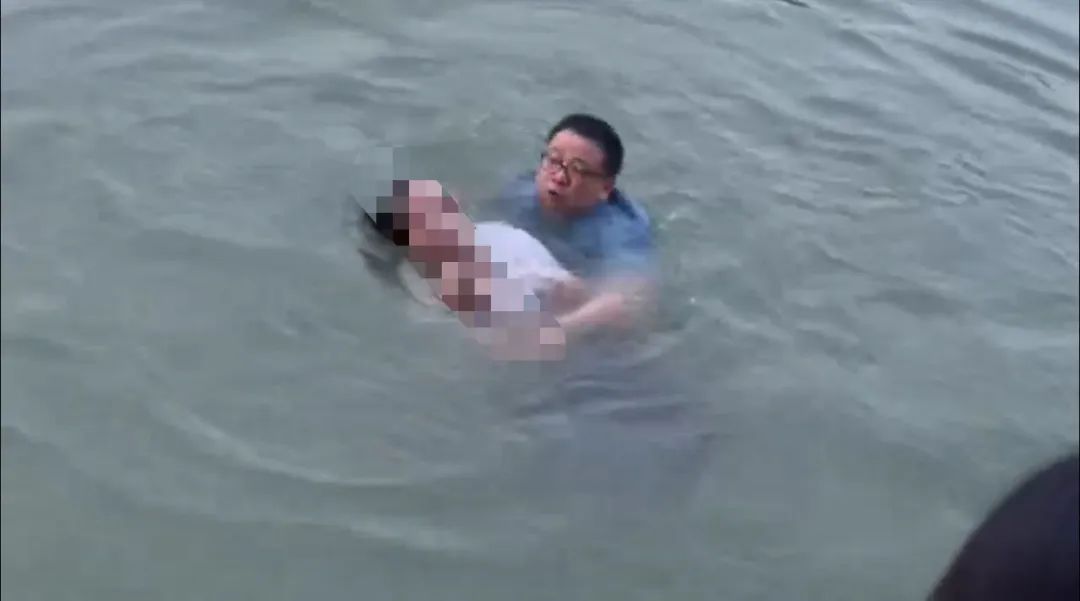 “没救,我肯定得后悔一辈子!”河南52岁教师王山喜勇救落水学生 “没救,我肯定得后悔一辈子!”河南52岁教师王山喜勇救落水学生