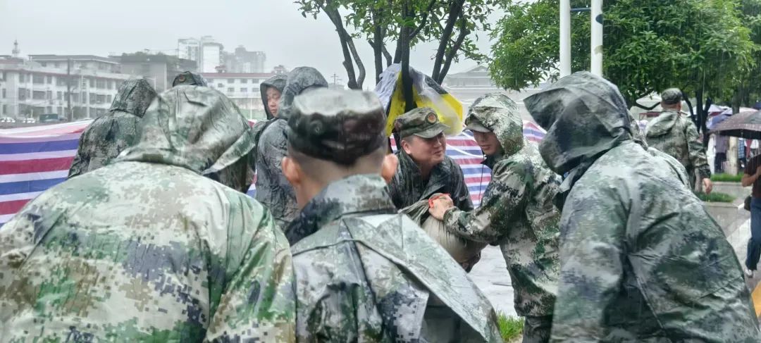 张家界桑植民兵凌晨雨中2小时筑起防洪堤,网友:看到你们不顾危险,眼泪止不住了 张家界桑植民兵凌晨雨中2小时筑起防洪堤,网友:看到你们不顾危险,眼泪止不住了