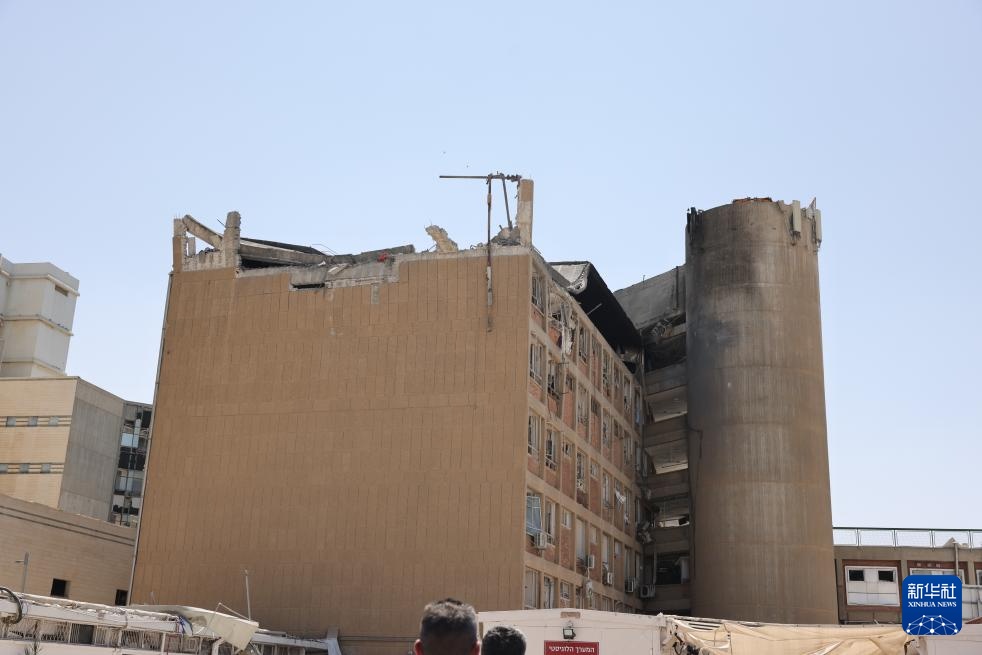 伊朗向以色列发动新一轮导弹袭击致数十人受伤 伊朗向以色列发动新一轮导弹袭击致数十人受伤