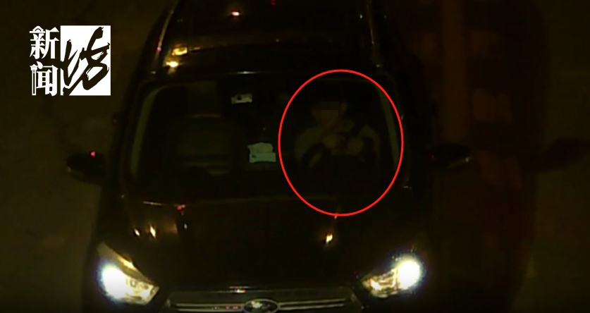 羞愤难当！男子众目睽睽下“走出衣柜”，妻子也被当成“工具人”