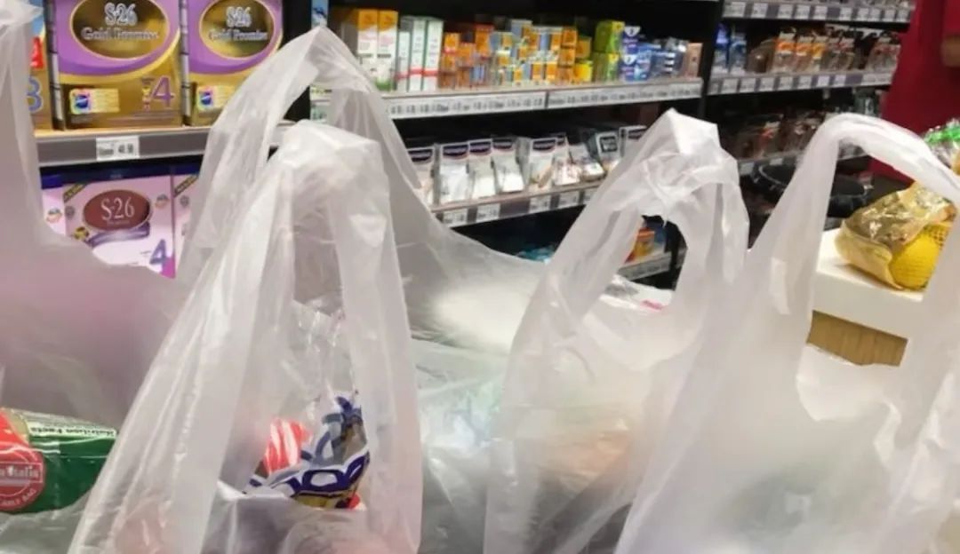 你每天都在“吃塑料”?瓶装水、外卖、日化品…都是隐形“塑料炸弹”! 你每天都在“吃塑料”?瓶装水、外卖、日化品…都是隐形“塑料炸弹”!