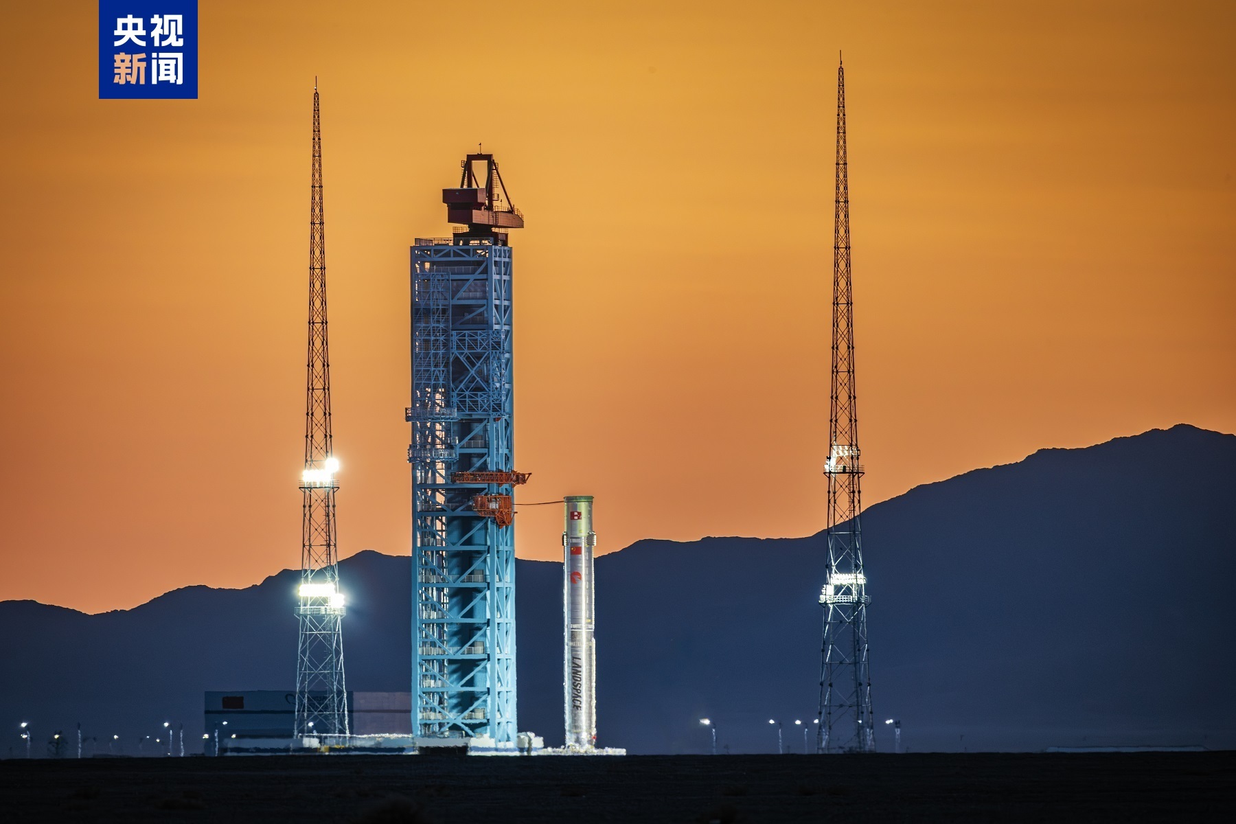 我国首次完成液体火箭发动机“九机并联”试车 我国首次完成液体火箭发动机“九机并联”试车