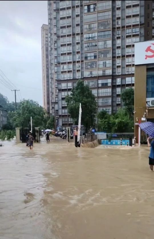 奇迹!女子被淹车库失联20多个小时后获救,消防队员讲述救援细节 奇迹!女子被淹车库失联20多个小时后获救,消防队员讲述救援细节