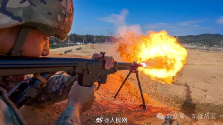 帅!喷火兵实喷训练火力全开 帅!喷火兵实喷训练火力全开