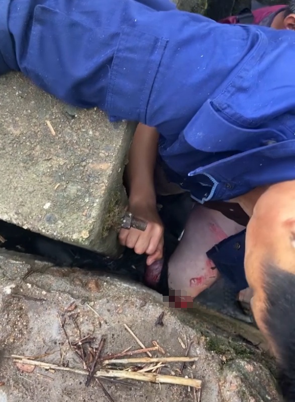 一个“突袭”，男子小腿断裂在水坝石缝中！关键时刻他们接力救援