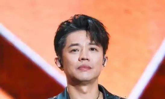 凤凰传奇宣布取消天津演唱会,洛阳站暂时终止,工作室:因曾毅身体原因!此前其曾陷“手表表盘图案”争议 凤凰传奇宣布取消天津演唱会,洛阳站暂时终止,工作室:因曾毅身体原因!此前其曾陷“手表表盘图案”争议