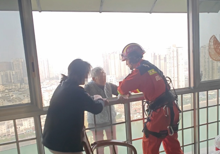 94岁老人爬出4楼窗外竟为“上班”?网友苦笑:自愧不如…… 94岁老人爬出4楼窗外竟为“上班”?网友苦笑:自愧不如……