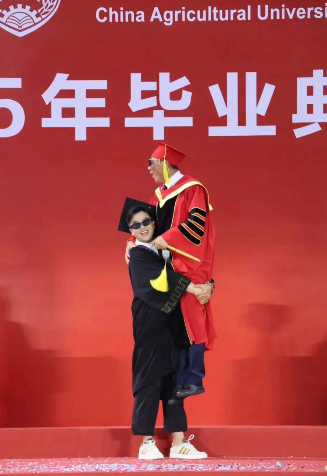 6旬校长硬核拨穗14小时,玩梗整活样样配合!“全世界最好的农场主”火了 6旬校长硬核拨穗14小时,玩梗整活样样配合!“全世界最好的农场主”火了