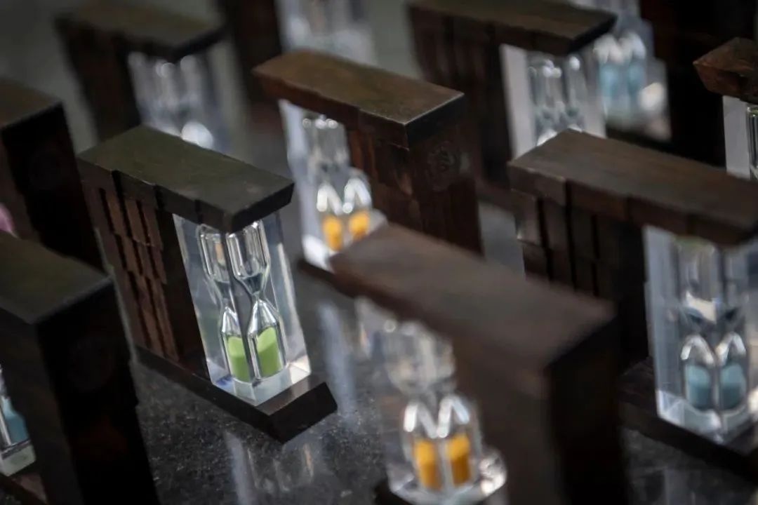 一年一度“凡尔赛”!开箱高校专属毕业礼物 一年一度“凡尔赛”!开箱高校专属毕业礼物