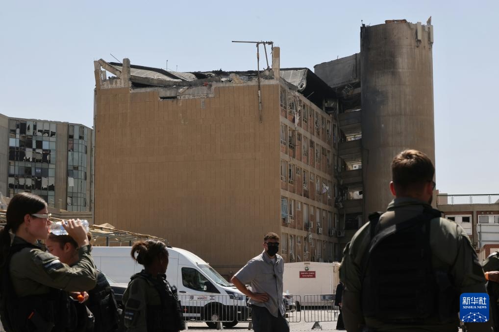 伊朗向以色列发动新一轮导弹袭击致数十人受伤 伊朗向以色列发动新一轮导弹袭击致数十人受伤