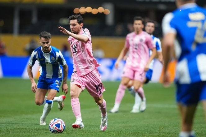 梅西世俱杯任意球破门,距C罗进球纪录仅差1球 梅西世俱杯任意球破门,距C罗进球纪录仅差1球