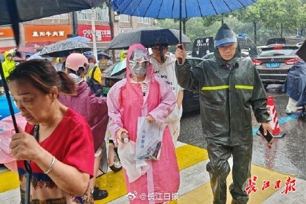 2025年武汉中考今日开考，学生自信从容赴考场