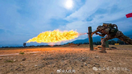 帅!喷火兵实喷训练火力全开 帅!喷火兵实喷训练火力全开