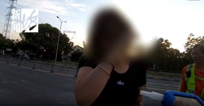 羞愤难当！男子众目睽睽下“走出衣柜”，妻子也被当成“工具人”