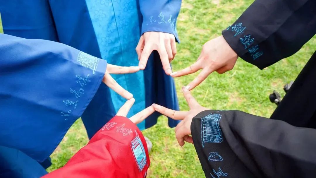 一年一度“凡尔赛”!开箱高校专属毕业礼物 一年一度“凡尔赛”!开箱高校专属毕业礼物