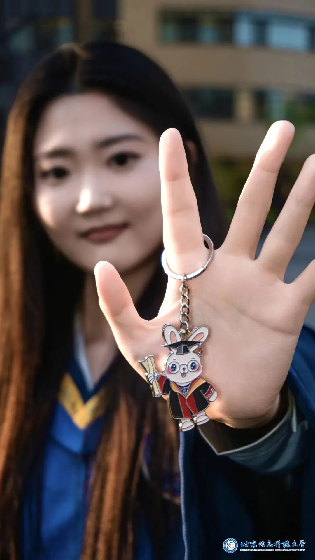 一年一度“凡尔赛”!开箱高校专属毕业礼物 一年一度“凡尔赛”!开箱高校专属毕业礼物