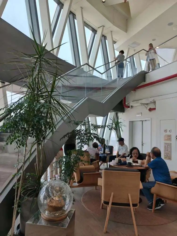 可能是全上海唯一俯瞰长江的咖啡馆!就藏在吴淞滨江这根“定海神针”里 可能是全上海唯一俯瞰长江的咖啡馆!就藏在吴淞滨江这根“定海神针”里