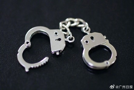 毒贩公园埋包交货被抓获 毒贩公园埋包交货被抓获