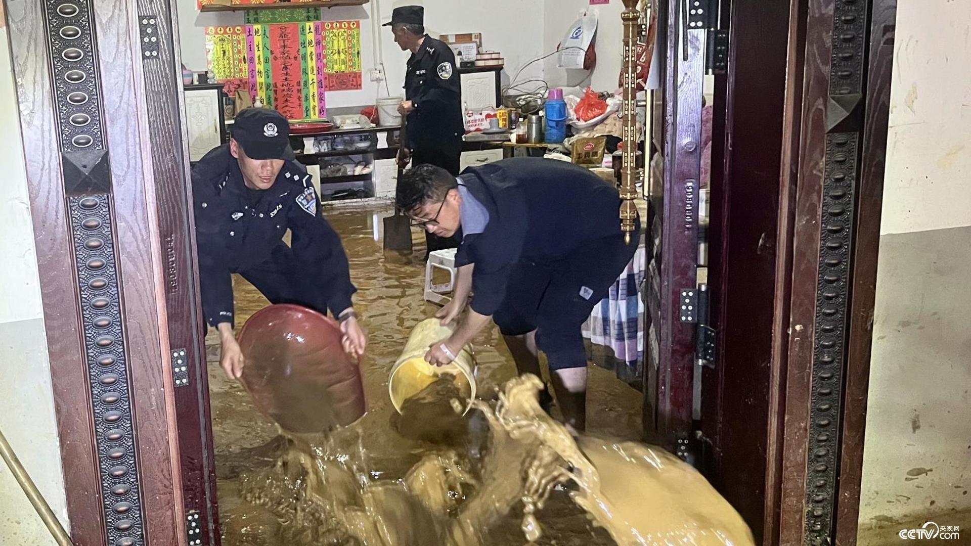 暴雨来袭 云南永善民辅警连夜抢险救援转移群众 暴雨来袭 云南永善民辅警连夜抢险救援转移群众