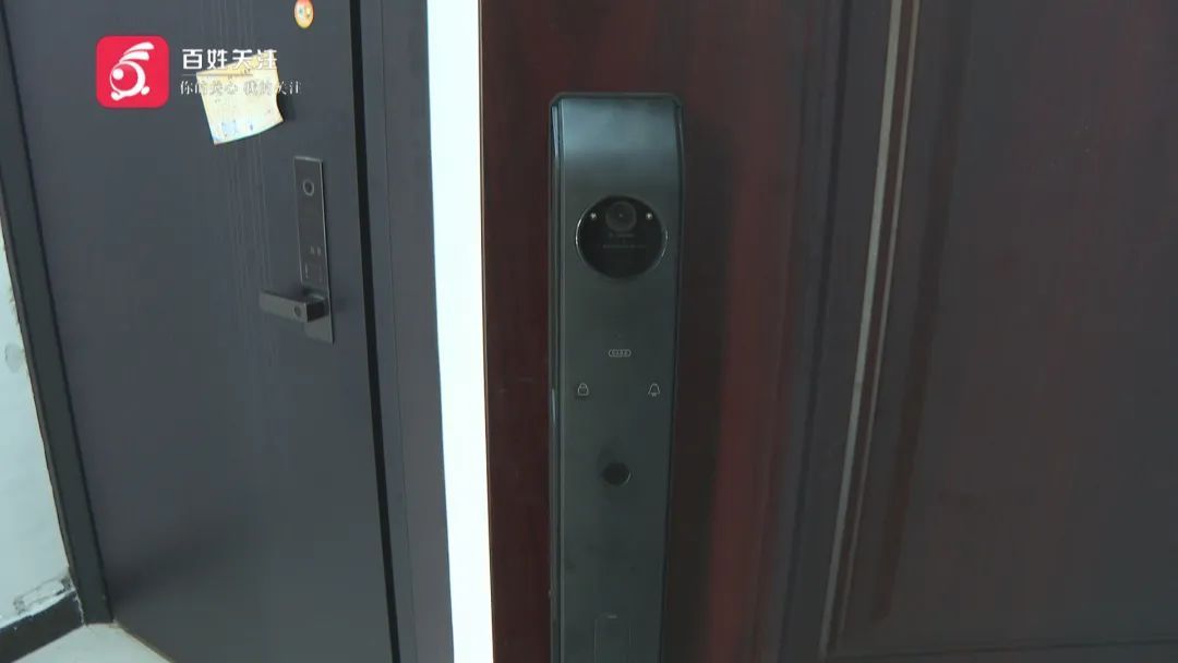 一到深夜就有陌生人来敲门、试图开锁!贵州女子不堪其扰,得知真相后更是担心不已... 一到深夜就有陌生人来敲门、试图开锁!贵州女子不堪其扰,得知真相后更是担心不已...