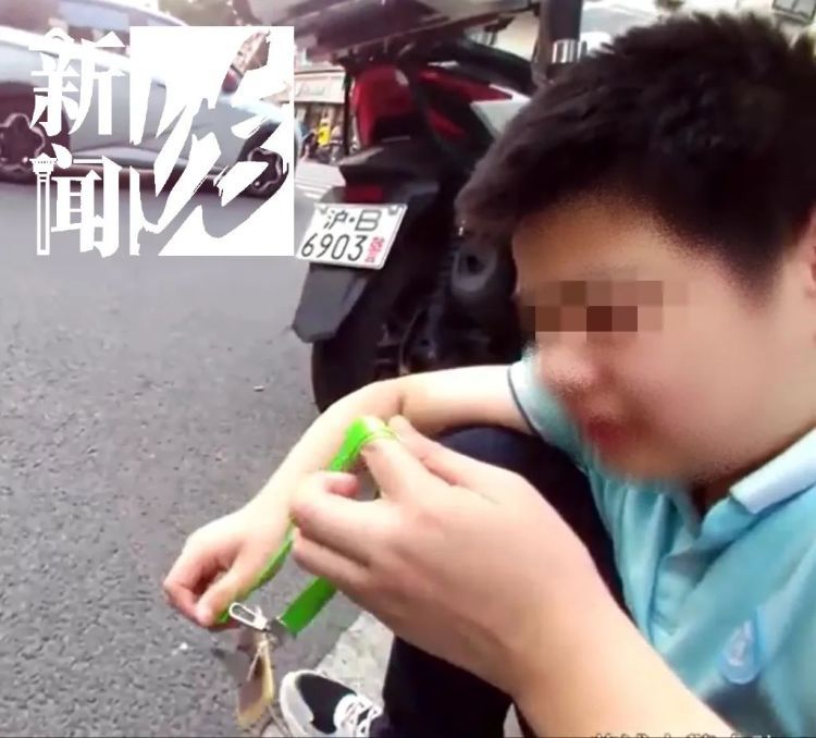 当事人找到!上海晚高峰这幕刷屏,男孩心碎痛哭:爸妈要放弃我了…… 当事人找到!上海晚高峰这幕刷屏,男孩心碎痛哭:爸妈要放弃我了……