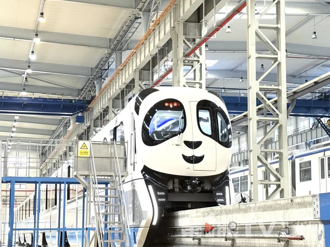 国内首列“熊猫单轨”亮相重庆! 国内首列“熊猫单轨”亮相重庆!
