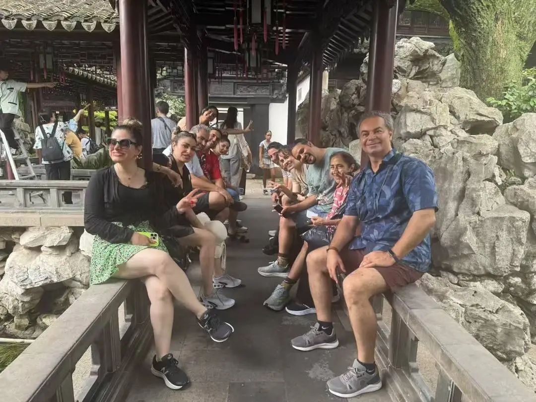 伊朗一旅行团在中国旅游时得知战事,导游:氛围完全变了,很压抑 伊朗一旅行团在中国旅游时得知战事,导游:氛围完全变了,很压抑