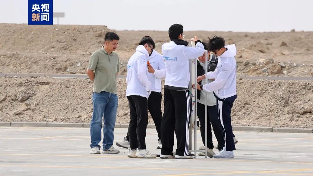 25名中学生火箭爱好者在青海成功发射探空火箭 25名中学生火箭爱好者在青海成功发射探空火箭