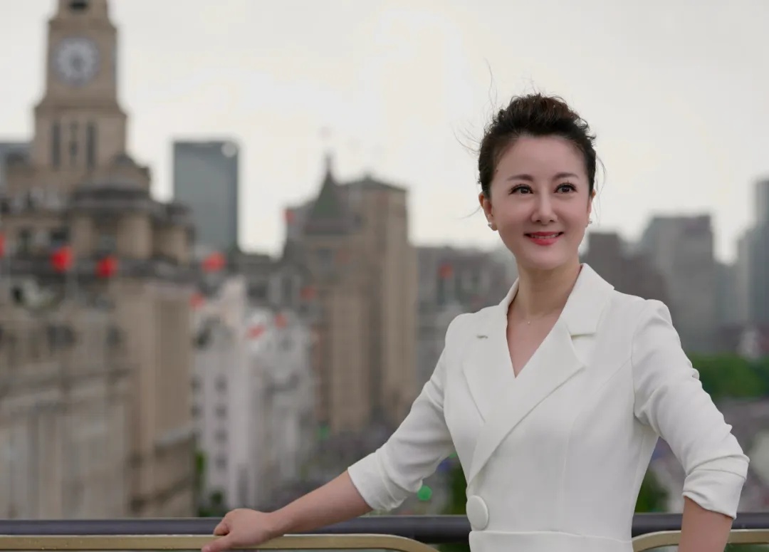 上海知名女主持眼眶红了!很多人顶着烈日在这里绕圈排队,已经限流 上海知名女主持眼眶红了!很多人顶着烈日在这里绕圈排队,已经限流