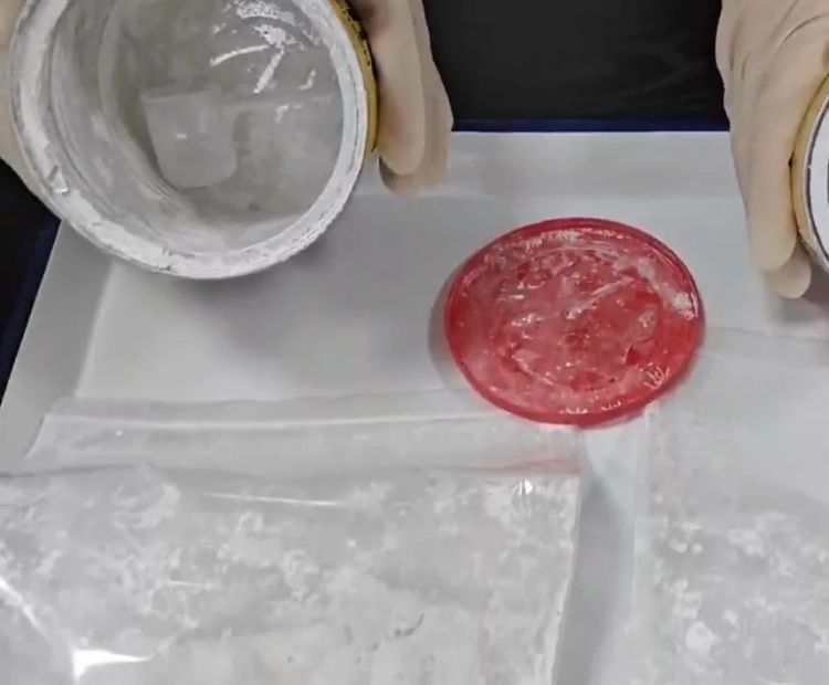 奶粉罐中散发腥臭味,海关查获含大麻成分粉末446.19克 奶粉罐中散发腥臭味,海关查获含大麻成分粉末446.19克