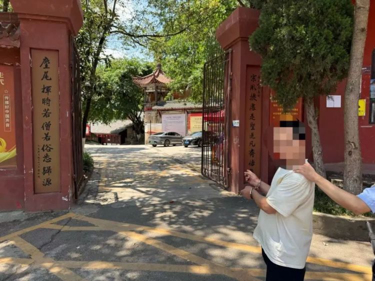 把功德箱当“提款箱”,男子两次“提款”未成反被抓 把功德箱当“提款箱”,男子两次“提款”未成反被抓