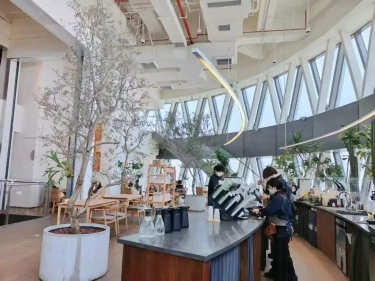 可能是全上海唯一俯瞰长江的咖啡馆!就藏在吴淞滨江这根“定海神针”里 可能是全上海唯一俯瞰长江的咖啡馆!就藏在吴淞滨江这根“定海神针”里