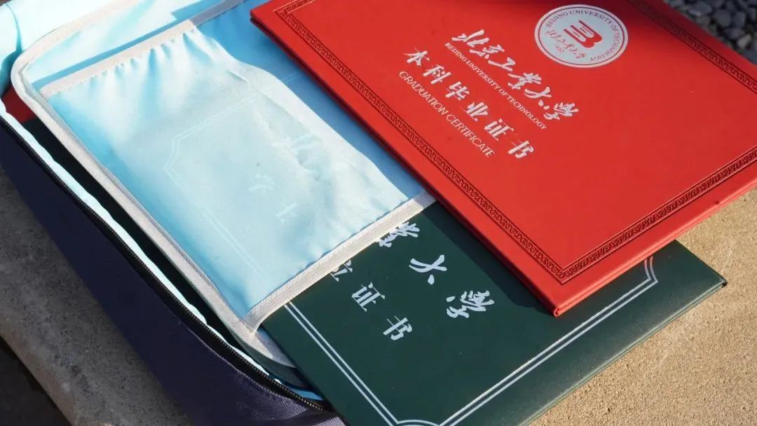 一年一度“凡尔赛”!开箱高校专属毕业礼物 一年一度“凡尔赛”!开箱高校专属毕业礼物