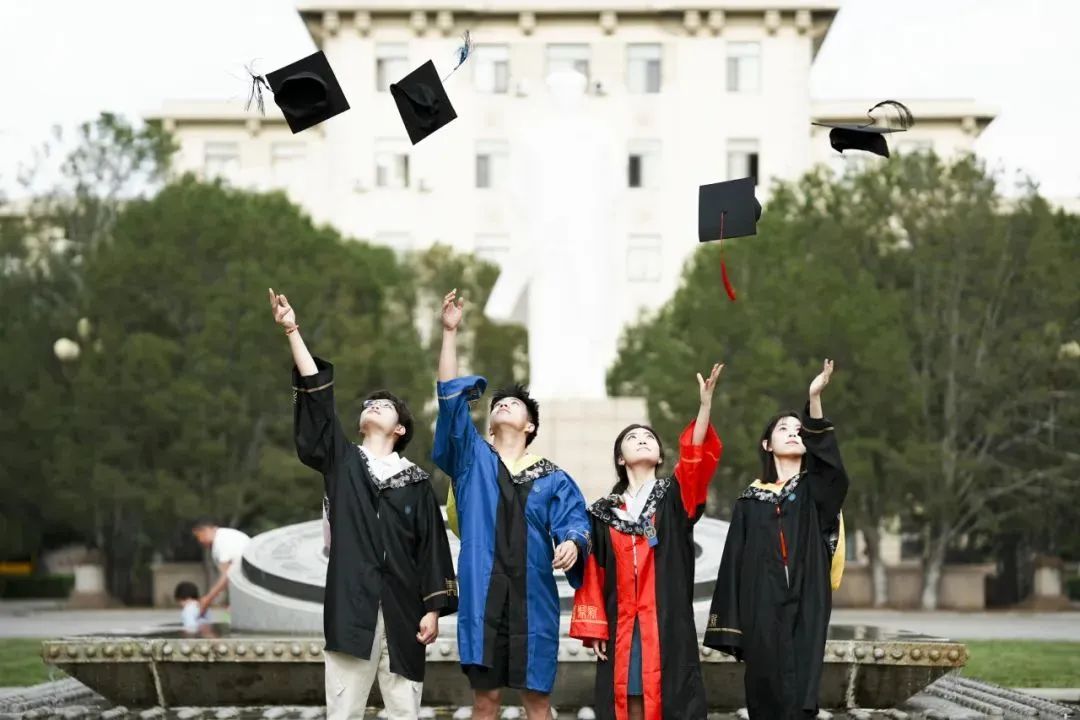 一年一度“凡尔赛”!开箱高校专属毕业礼物 一年一度“凡尔赛”!开箱高校专属毕业礼物