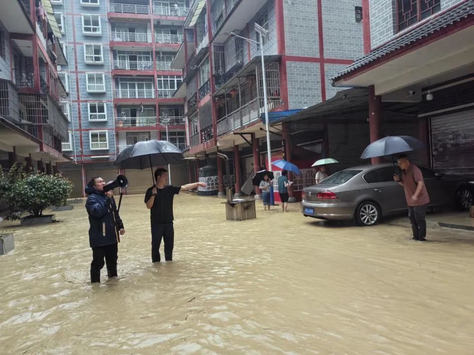 暴雨红色预警为令!支书争分夺秒转移独居老人…… 暴雨红色预警为令!支书争分夺秒转移独居老人……