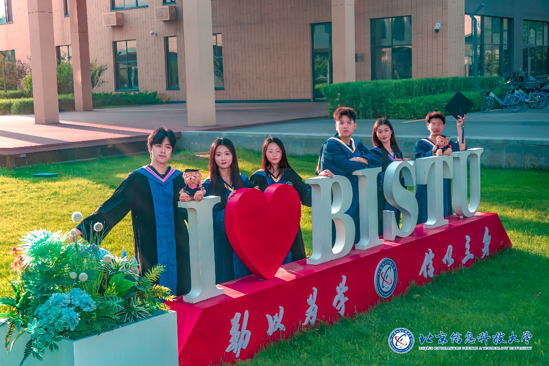 一年一度“凡尔赛”!开箱高校专属毕业礼物 一年一度“凡尔赛”!开箱高校专属毕业礼物