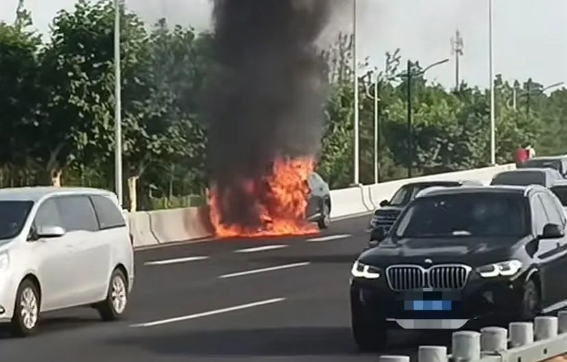 事发上海中环内圈:一辆SUV突然起火!驾驶室陷入火海,现场黑烟滚滚 事发上海中环内圈:一辆SUV突然起火!驾驶室陷入火海,现场黑烟滚滚