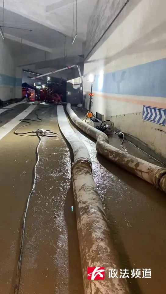长沙消防108名指战员赶赴湘西州增援!凌晨1点抵达龙山县亿利广场3700平地下车库排涝 长沙消防108名指战员赶赴湘西州增援!凌晨1点抵达龙山县亿利广场3700平地下车库排涝