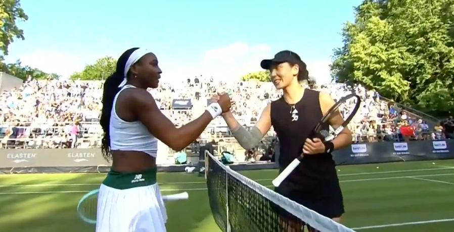 挑落世界第二高芙!王欣瑜闯入首个草地巡回赛八强,赛后:很高兴能熬过那些艰难时刻 挑落世界第二高芙!王欣瑜闯入首个草地巡回赛八强,赛后:很高兴能熬过那些艰难时刻