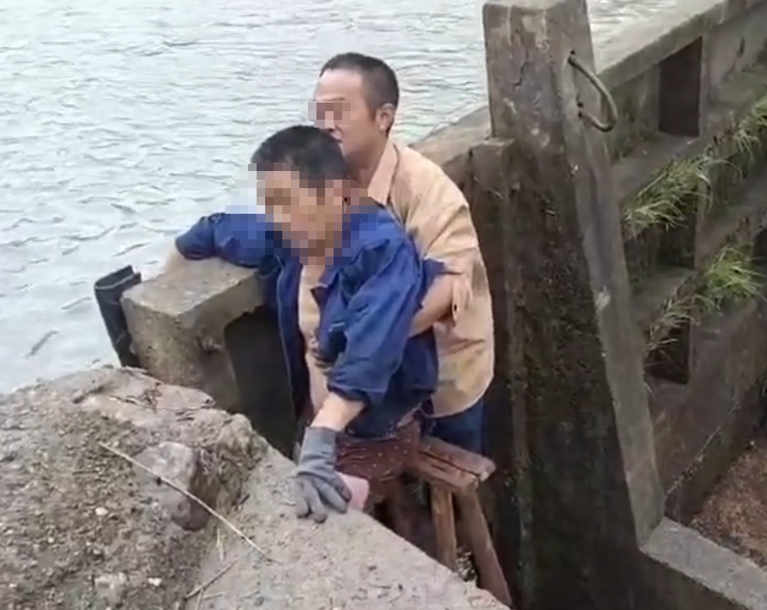 一个“突袭”，男子小腿断裂在水坝石缝中！关键时刻他们接力救援