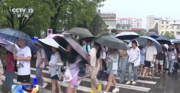 皮划艇护送考生 湖南桑植多部门暴雨中护考 皮划艇护送考生 湖南桑植多部门暴雨中护考